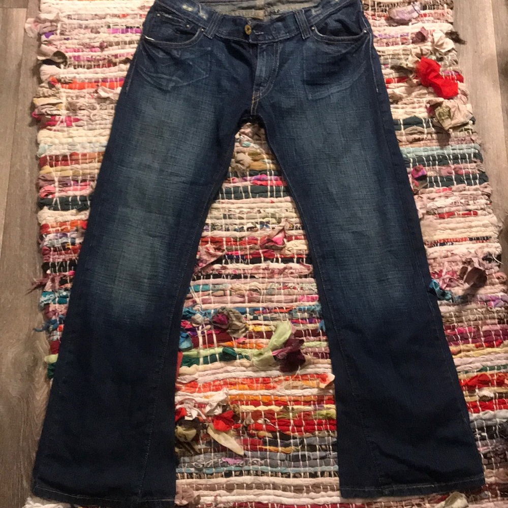 NEVER BEEN WORN Women’s Levi Jeans